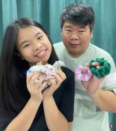 (已签发)柔:狮城二三事:中三女生在父亲德士挂卖手工发圈