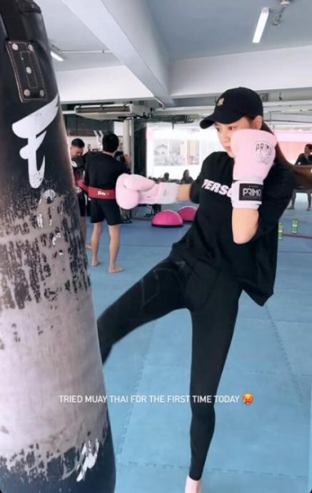 (已签发)柔:狮城二三事:刘怡伶学泰拳 叹辛苦全身痛