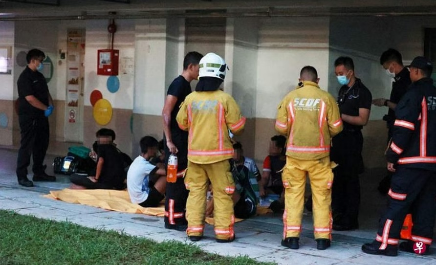 (已签发)柔:狮城二三事:疑充电过度 电板车失火4人吸浓烟送院