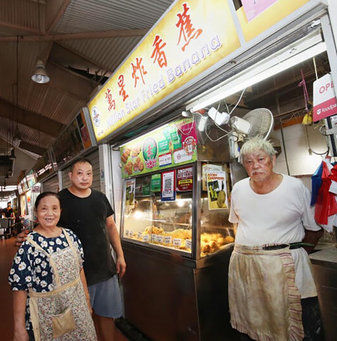 (已签发)柔:狮城二三事:走出丧儿丧夫之痛 老板娘重开樟宜村炸香蕉档