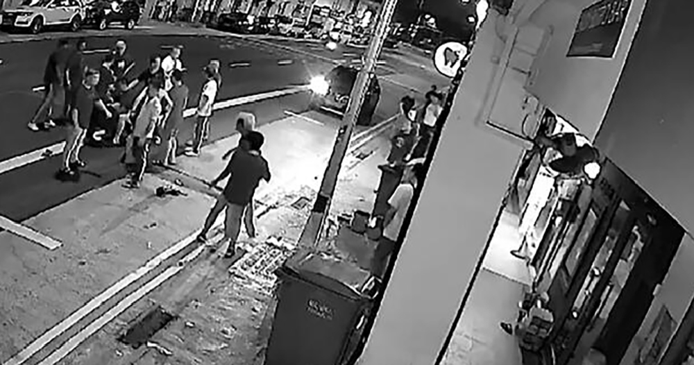 (已签发)柔:狮城二三事:马路当战场 10男女酒后大混战