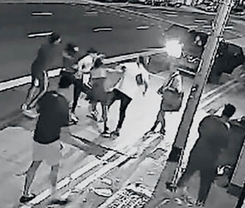 (已签发)柔:狮城二三事:马路当战场 10男女酒后大混战