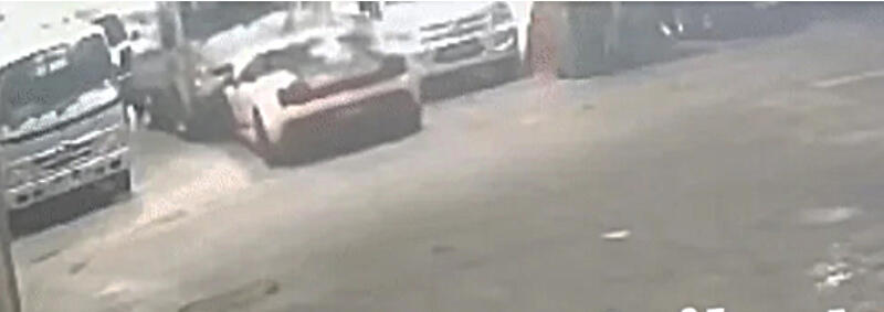 (已签发,取代前文)柔:狮城二三事:洗车行职员被指开顾客蓝宝基尼 失控连撞4车