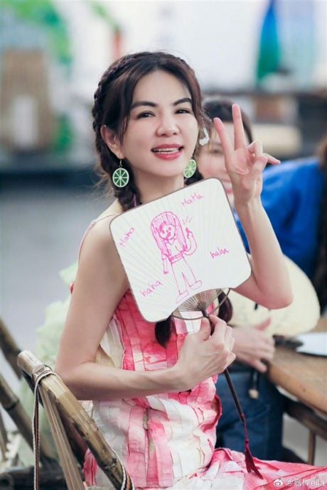 Ella暴瘦成一道闪电撑不起衣服 网忧健康:多吃点东西