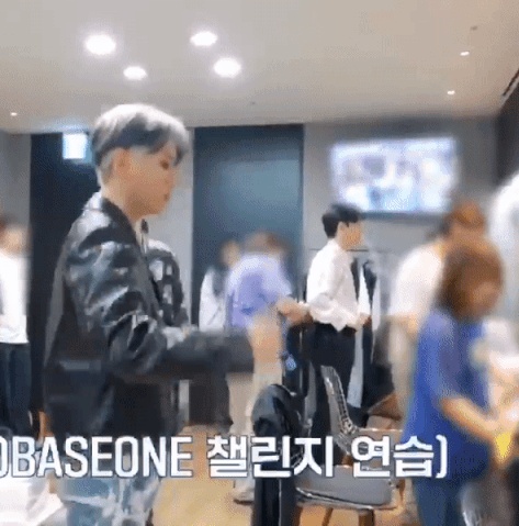 EXO D.O.室内吸子烟意外曝光 韩网一片骂声