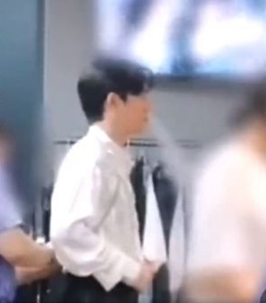 EXO D.O.室内吸子烟意外曝光 韩网一片骂声