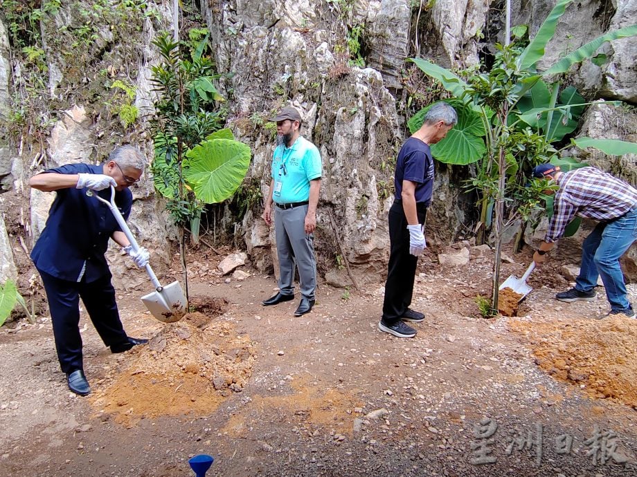 IMT-GT考察团游镜湖 欣赏环绕湖泊大自然奇景