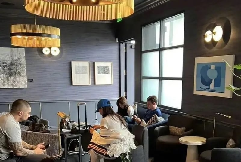 Lisa热恋首富儿是真的? 再被拍到候机室同框照