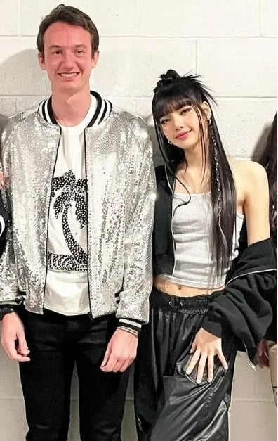 Lisa热恋首富儿是真的? 再被拍到候机室同框照