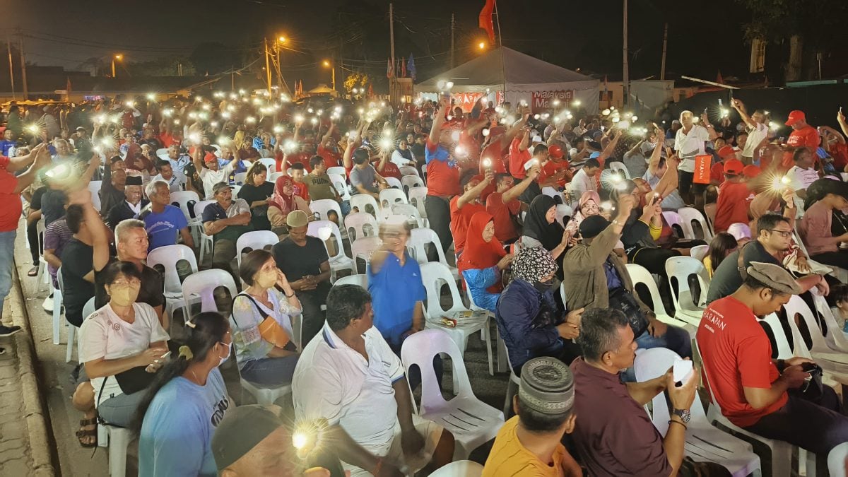 NS3庇朥 / 首相安华魅力无法挡，出席庇朥希盟候选人助选讲座会突然停电，成为全场焦点。
