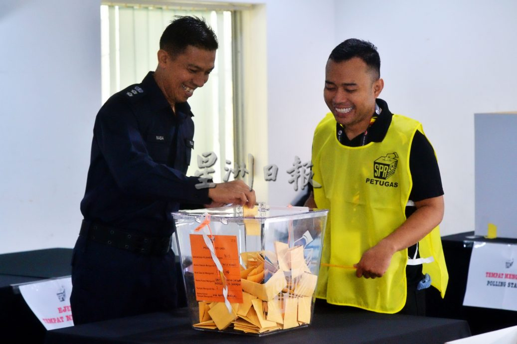 NS封底画页:“我们先投啦!”军警提前投票