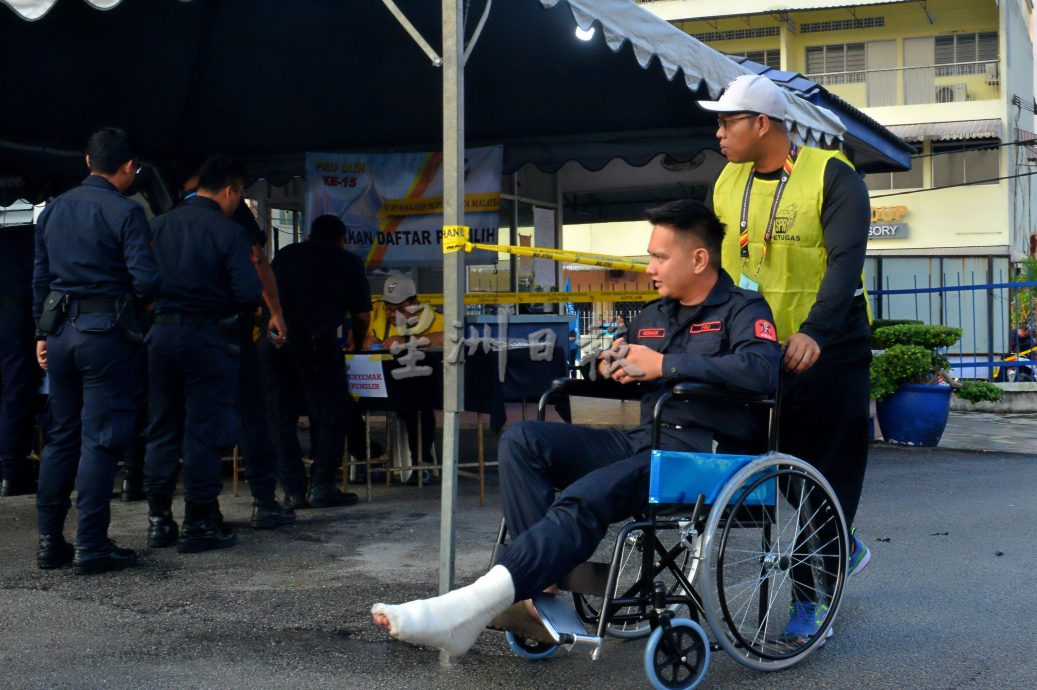 NS封底画页：“我们先投啦！”军警提前投票