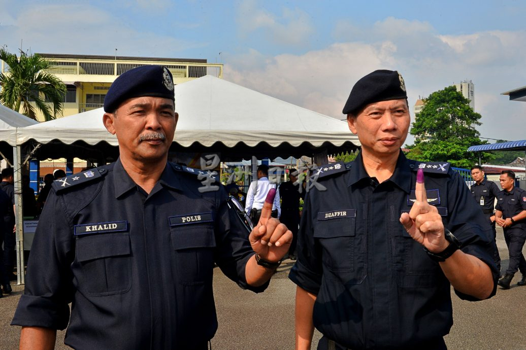NS封底画页：“我们先投啦！”军警提前投票