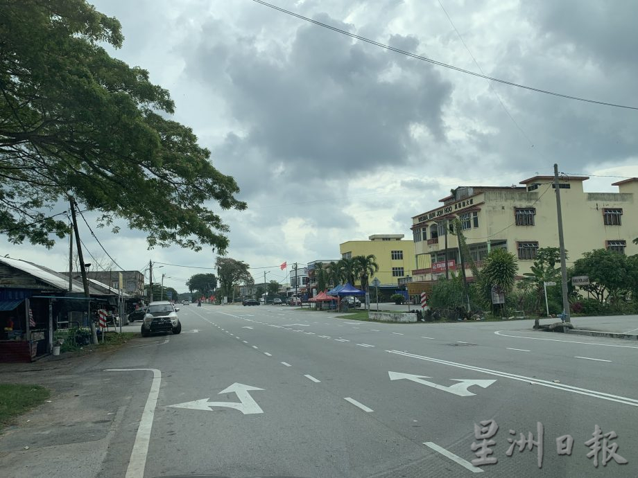 NS朱湖／武吉不兰律街道冷清清，双方阵营党旗少的可怜