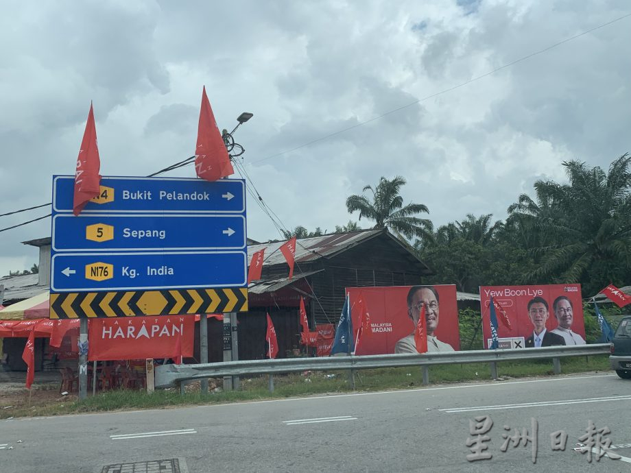 NS朱湖／武吉不兰律街道冷清清，双方阵营党旗少的可怜
