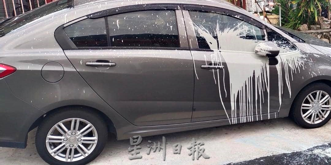 NS淡边/杨丽怡代理人轿车遭泼漆及酸性熔化剂!