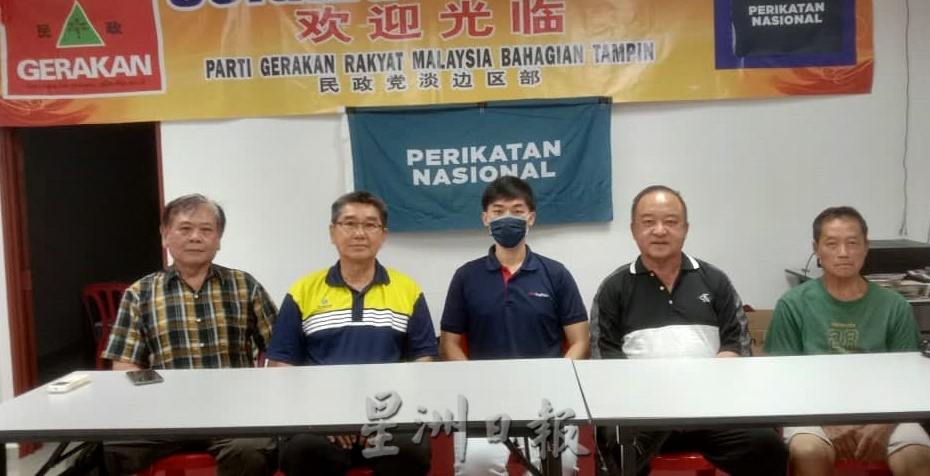 NS淡边/杨丽怡代理人轿车遭泼漆及酸性熔化剂!