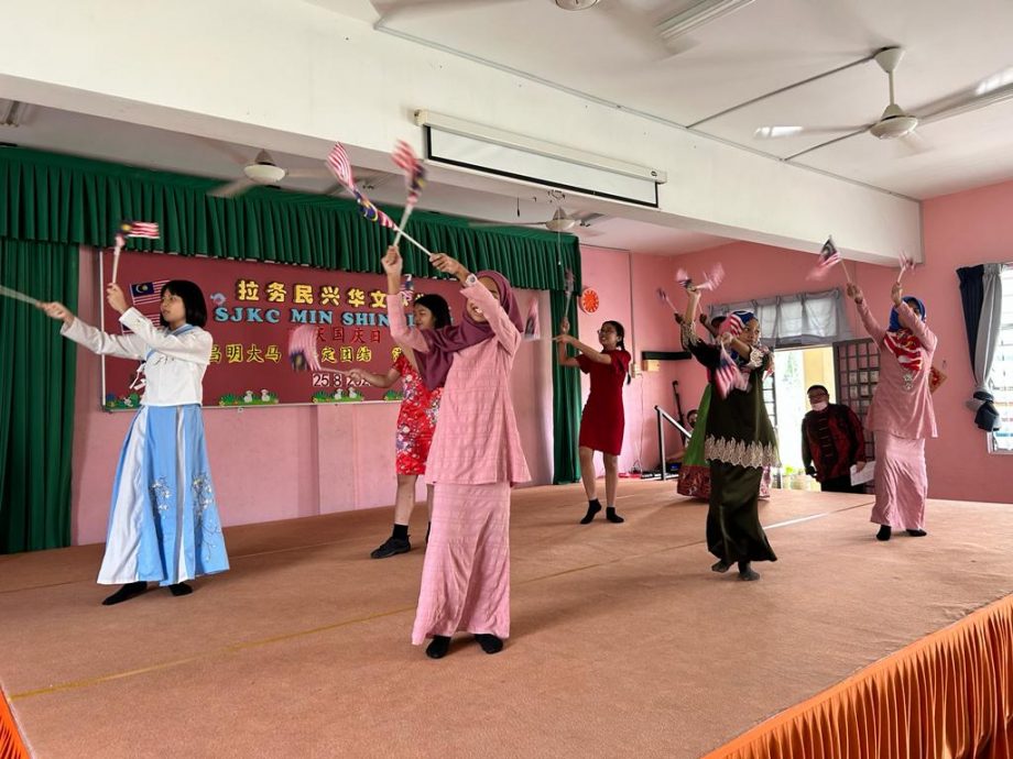 NS芙蓉/芙蓉拉务民兴华小举行爱国游行