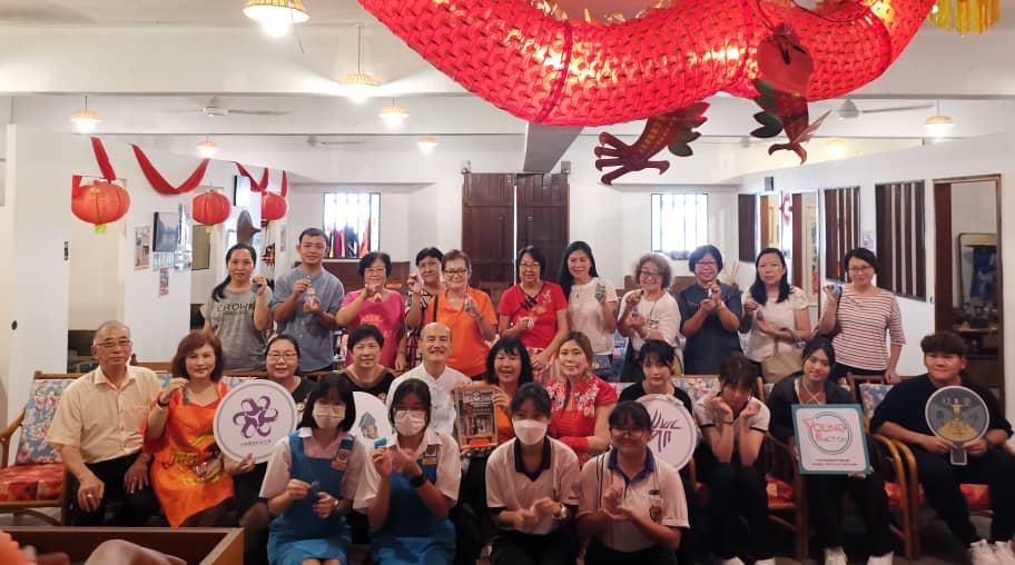 ns芙蓉:刺绣研究发展中心团队到客家文化协会森美兰州分会传授工艺