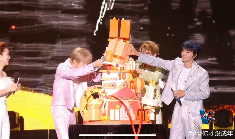 TFBOYS庆祝10周年蛋糕塌了 网惊:解散预警