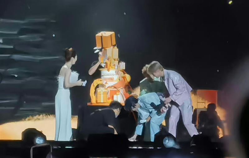 TFBOYS庆祝10周年蛋糕塌了 网惊:解散预警