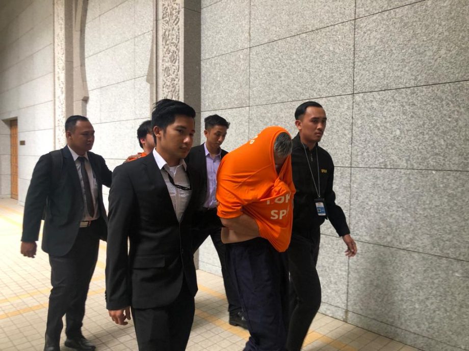 2人涉收贿批印书项目酬劳 1嫌犯是前政治秘书