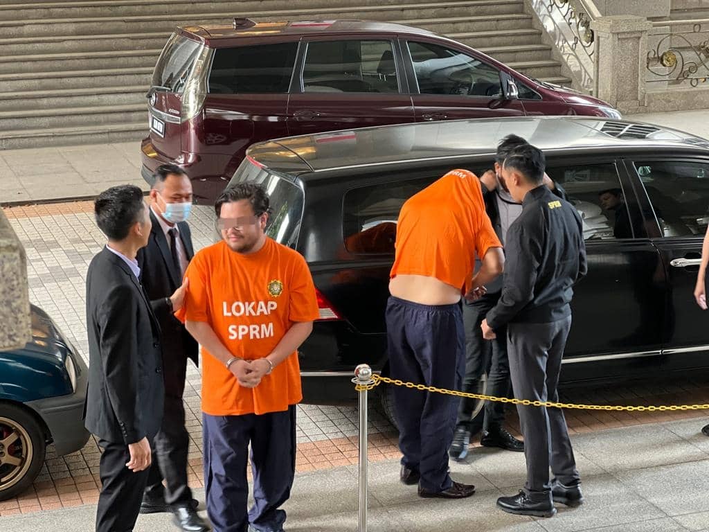 2人涉收贿批印书项目酬劳 1嫌犯是前政治秘书