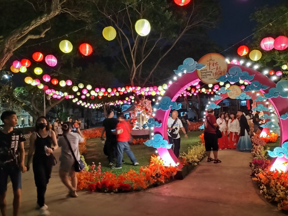 300盏灯笼亮起来 打铜仔街公园中秋气氛浓