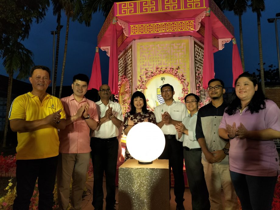 300盏灯笼亮起来 打铜仔街公园中秋气氛浓