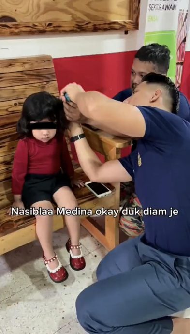 3岁女童卷发卡梳子摘不下来·母找Bomba大哥相助反被骂