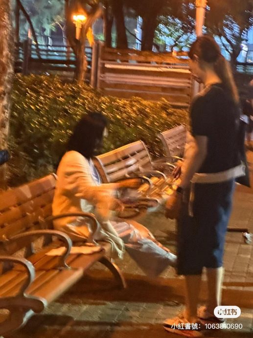 51岁朱茵挨残生图流出 面色暗哑眼袋突出