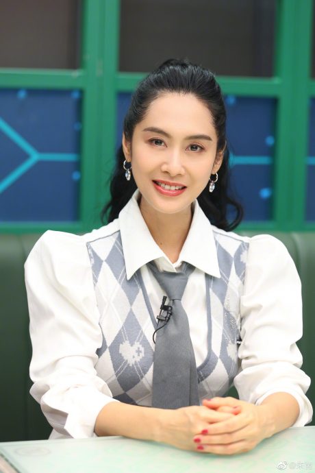 51岁朱茵挨残生图流出 面色暗哑眼袋突出