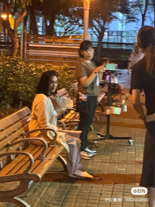 51岁朱茵挨残生图流出 面色暗哑眼袋突出