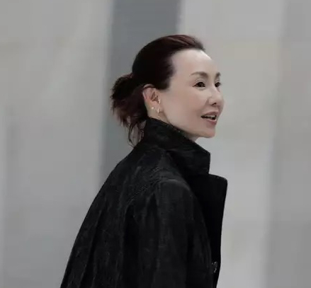 59岁张曼玉出山拍广告 肤质紧致贵气优雅