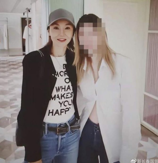 59岁张曼玉出山拍广告 肤质紧致贵气优雅