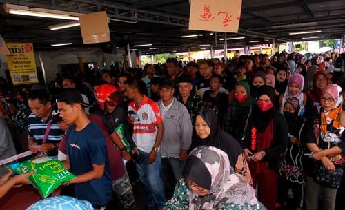 5kg进口白米售RM1 民众清晨排队 半小时售罄