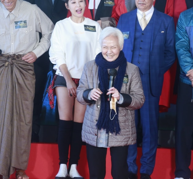 78岁雪妮退休3年难得露面　双耳失聪依靠助听器