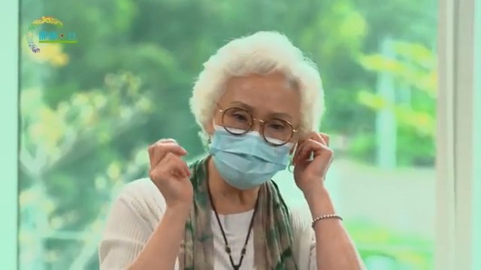 78岁雪妮退休3年难得露面　双耳失聪依靠助听器