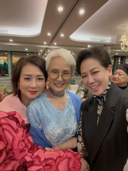 78岁雪妮退休3年难得露面　双耳失聪依靠助听器