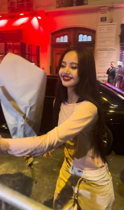 Baby张嘉倪看Lisa疯马秀 网怒轰 ：站台色情产业