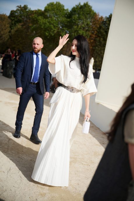 Dior秀场｜迪丽热巴顶烈日候场 Jisoo坐专车入场