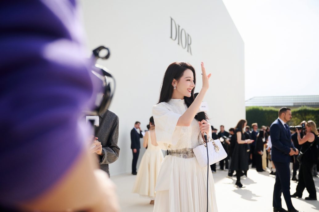 Dior秀场｜迪丽热巴顶烈日候场 Jisoo坐专车入场