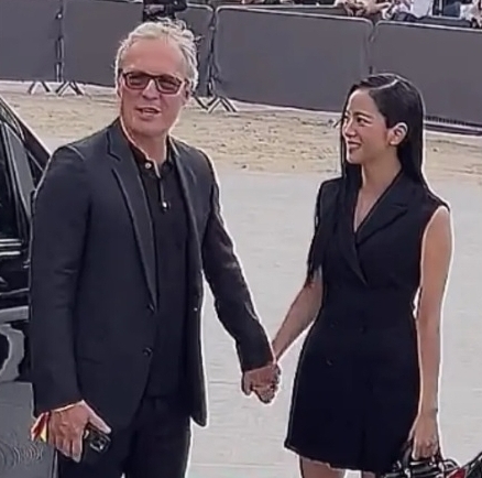 Dior秀场｜迪丽热巴顶烈日候场 Jisoo坐专车入场