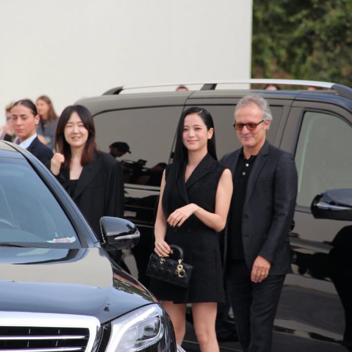 Dior秀场｜迪丽热巴顶烈日候场 Jisoo坐专车入场