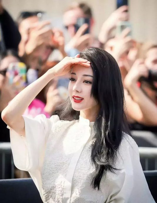 Dior秀场｜迪丽热巴顶烈日候场 Jisoo坐专车入场