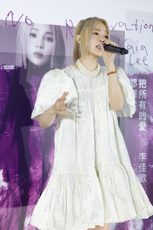 ​单身4年认有观察对象 李佳欢出辑压力大嘴肿成香肠