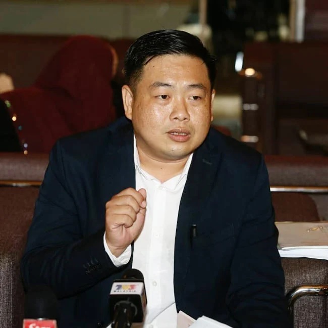  ​独家|司机称开车没玩手机接罚单好冤 律师：当场可拒签但需上庭