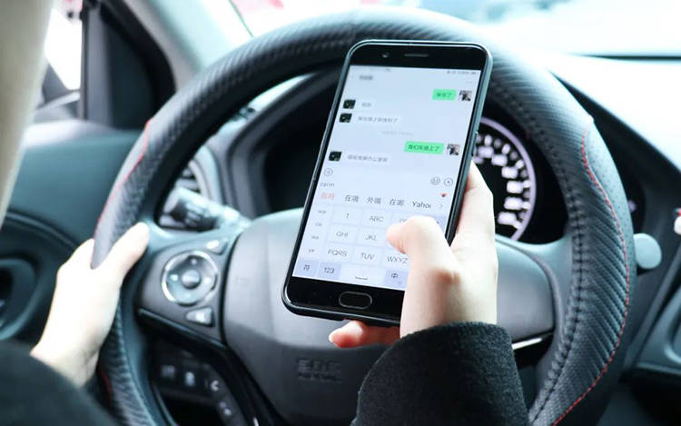  ​独家|司机称开车没玩手机接罚单好冤 律师：当场可拒签但需上庭