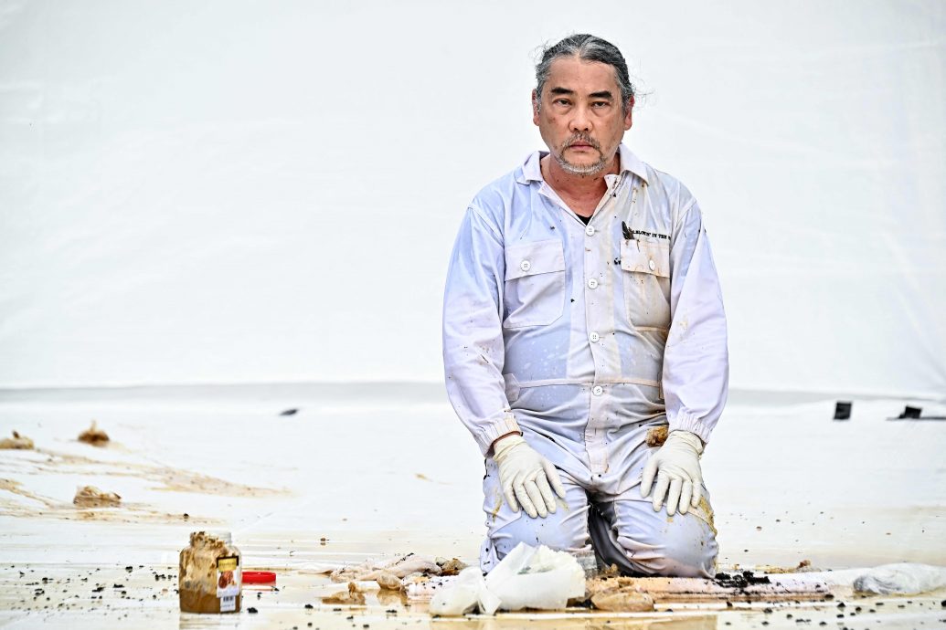 ​看世界／为泰党与军方政党组政 艺术家兑现承诺 让民众泼粪