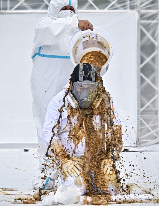 ​看世界／为泰党与军方政党组政 艺术家兑现承诺 让民众泼粪